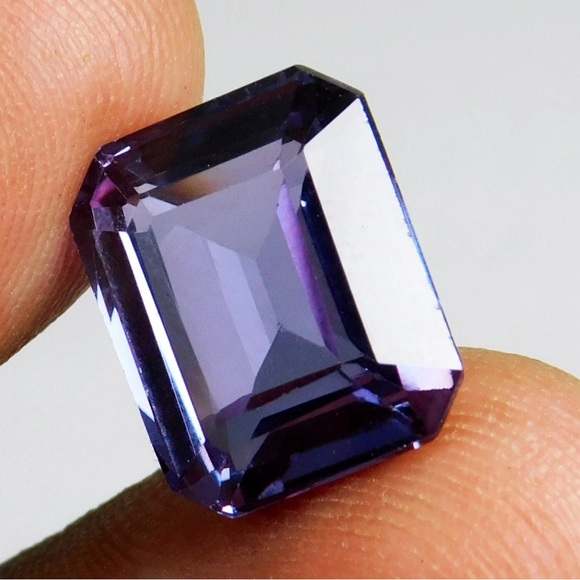 Elegant Purple Certified Natural 8.40 ct. Purple Sapphire - Picture 2 of 4